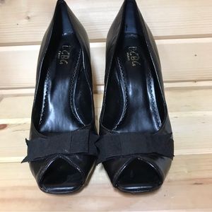 BCBG peekaboo black pumps size 8.5m